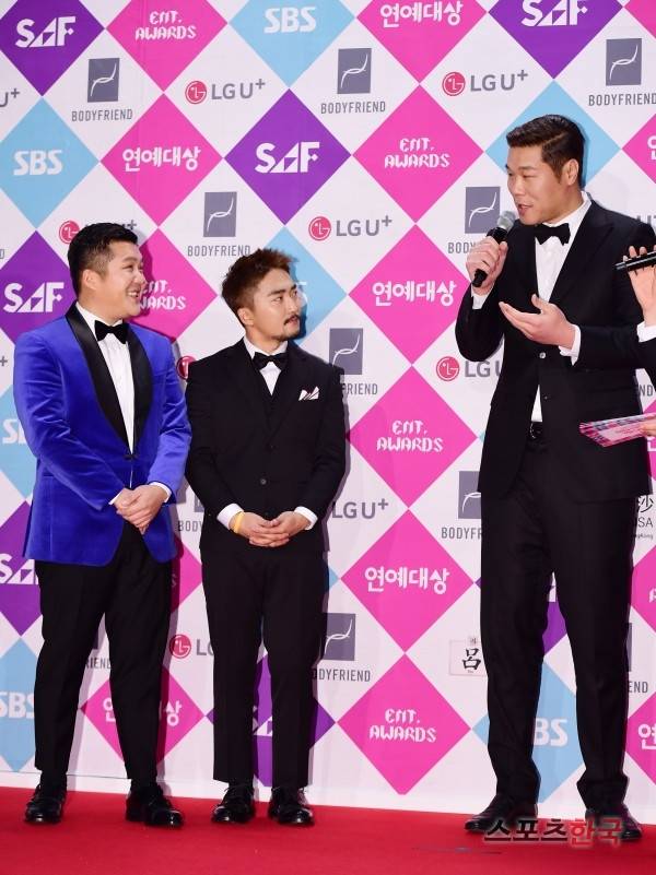 '2016 SAF SBS 연예대상' 레드카펫 행사에 참석하고 있는 서장훈 조세호 유병재. 사진=이혜영 기자 lhy@hankooki.com