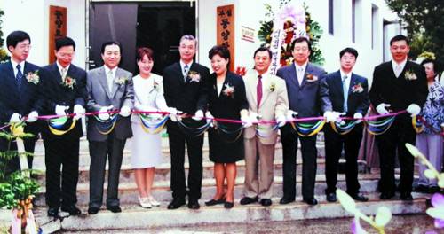 윤경숙 이사장(왼쪽 여섯 번째)이 경기도 수원에 동양매직 요리학원을 오픈하고 테이프커팅을 하고 있다.