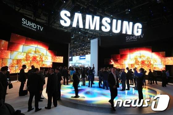 삼성전자는 미국 라스베이거스에서 열린 CES에서 170인치 초대형 TV를 비롯해 트랜스포머블 TV등 미래형 TV를 대거 선보였다. © News1 최명용 기자