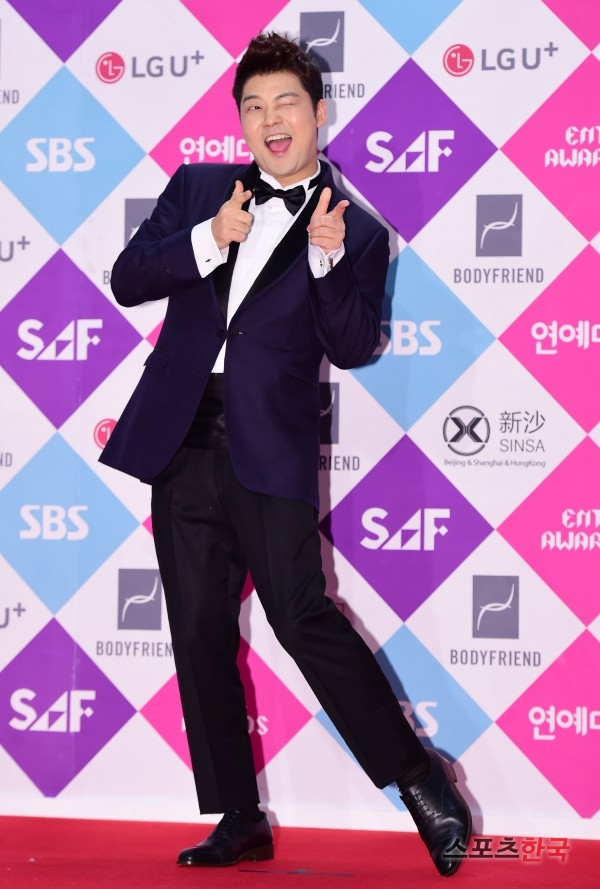 '2016 SAF SBS 연예대상' 레드카펫 행사에 참석하고 있는 전현무. 사진=이혜영 기자 lhy@hankooki.com
