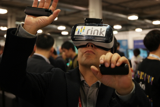 올 1월 전 세계 최대 가전 전시회 ‘CES 2016'이 개최된 미국 라스베이거스 샌즈 엑스포(Sands Expo) 내에 마련된 스타트업관(유레카 파크· Eureka Park)에서 한 관람객이 삼성전자 창의개발센터 C-랩이 개발한 모바일 가상현실(VR)용 핸드모션 컨트롤러 ’링크‘를 체험해보고 있다.ⓒ데일리안