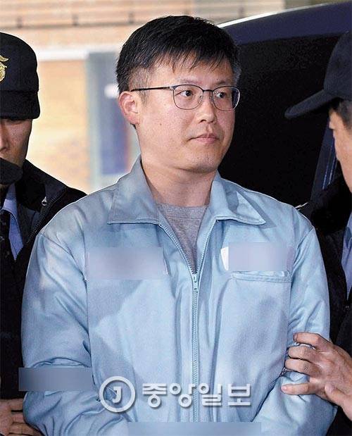 정호성 전 청와대 부속비서관이 25일 조사를 받기 위해 서울 대치동 박영수 특별검사팀 사무실에 각각 출석하고 있다. 정 전 비서관은 청와대 내부 문건을 최순실씨에게 유출한 혐의를 받고 있다. [사진 장진영 기자]