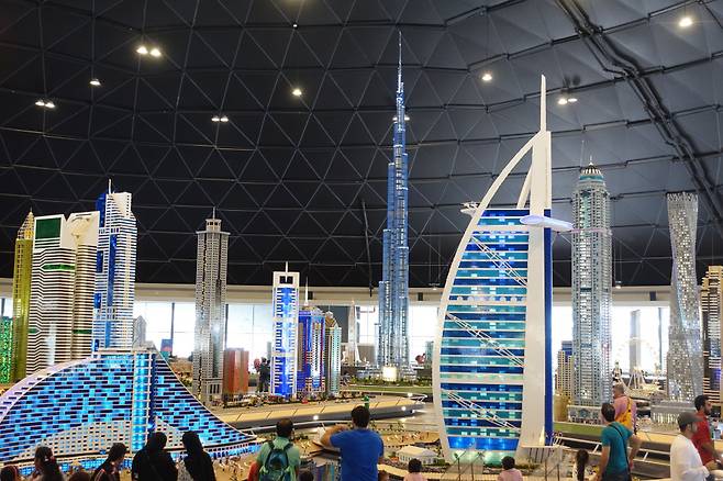 레고랜드 두바이 내 위치한 미니랜드. 세계에서 가장 높은 레고 건물 '버즈 칼리파'를 비롯해 두바이와 전세계의 랜드마크를 레고 블럭으로 제작했다.