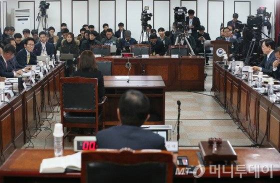26일 경기 의왕시 서울구치소에서 열린 '박근혜정부의 최순실 등 민간인에 의한 국정농단 의혹사건 진상규명을 위한 국정조사특별위원회 현장 청문회'가 최순실, 정호성, 안종범 증인이 불출석한 가운데 열리고 있다. /사진=뉴스1
