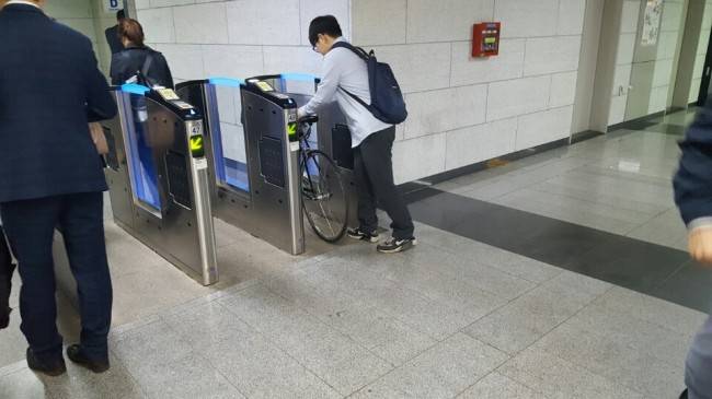 [사진설명=수도권 11개 도시철도운영기관이 빠르면 내년 상반기부터 40년간 제자리 걸음에 있는 ‘휴대제한품 부가금’을 인상한다.]