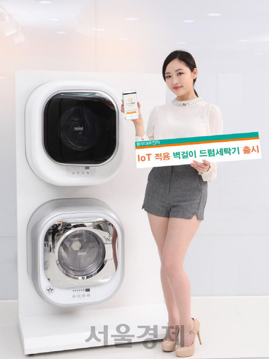 동부대우전자 모델이 사물인터넷(IoT) 기술을 적용한 벽걸이 드럼세탁기인 ‘미니(모델명 DWD-03MBLC)’ 신제품을 소개하고 있다. 동부대우전자는 IoT 기술을 적용한 첫번째 자사 가전인 미니의 출시를 시작으로 스마트폼 가전 시장에 본격 진출한다고 26일 밝혔다. 이번에 출시한 미니의 색상은 연한 은색(라이트실버)이며 가격은 50만원대이다. /사진제공=동부대우전자