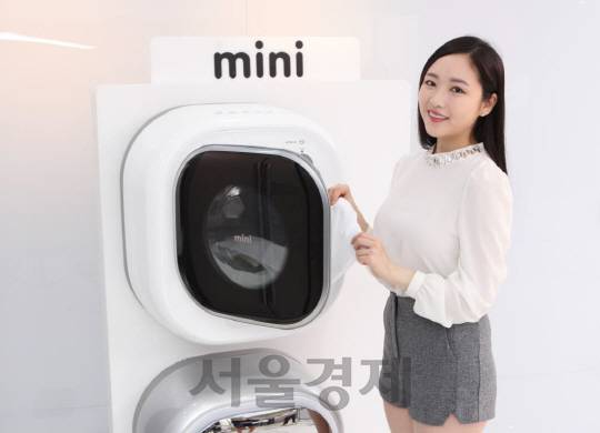동부대우전자 모델이 사물인터넷(IoT) 기술을 적용한 벽걸이 드럼세탁기인 ‘미니(모델명 DWD-03MBLC)’ 신제품을 소개하고 있다. 동부대우전자는 IoT 기술을 적용한 첫번째 자사 가전인 미니의 출시를 시작으로 스마트폼 가전 시장에 본격 진출한다고 26일 밝혔다. 이번에 출시한 미니의 색상은 연한 은색(라이트실버)이며 가격은 50만원대이다. /사진제공=동부대우전자