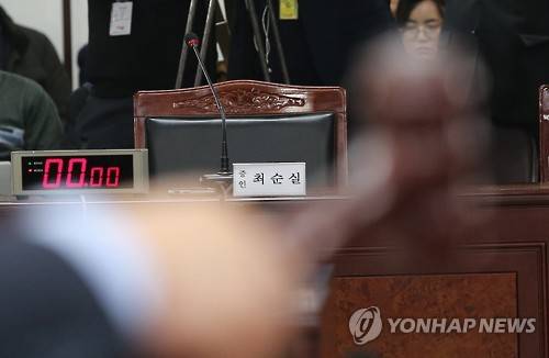 '감방 신문 의결'      (의왕 국회사진기자단=연합뉴스) 26일 오전 경기도 의왕시 서울구치소에서 열린 박근혜 정부의 최순실 등 민간인에 의한 국정농단 의혹사건 진상규명을 위한 국정조사특별위원회 현장청문회에서 불출석한 최순실, 정호성, 안종범 등에 대한 수감동 방문 조사를 의결하고 있다.     scoop@yna.co.kr