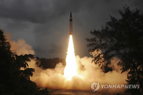 2013년 9월 인도 오디샤주에서 시험발사되는 아그니-5 미사일[AP=연합뉴스 자료사진]