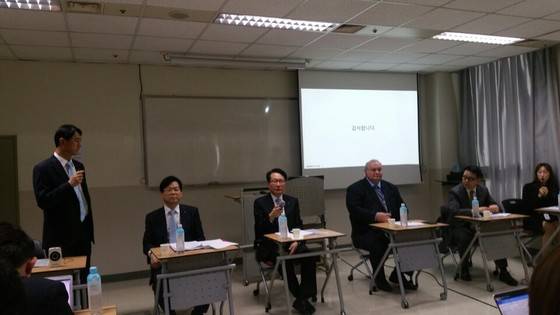 기내 안전개선 대책을 발표하고 있는 지창훈 대한항공 사장(중앙)/News1