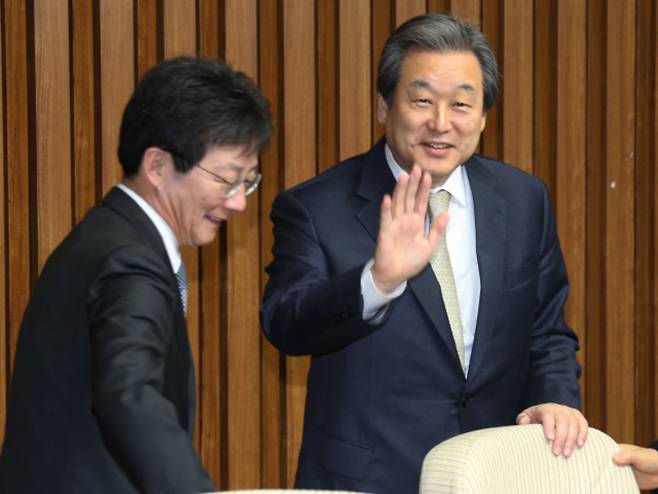 2015년 2월6일, 김무성 새누리당 대표와 유승민 원내대표가 국회에서 열린 주요당직자회의에 참석하고 있다. 이정우 선임기자 woo@hani.co.kr