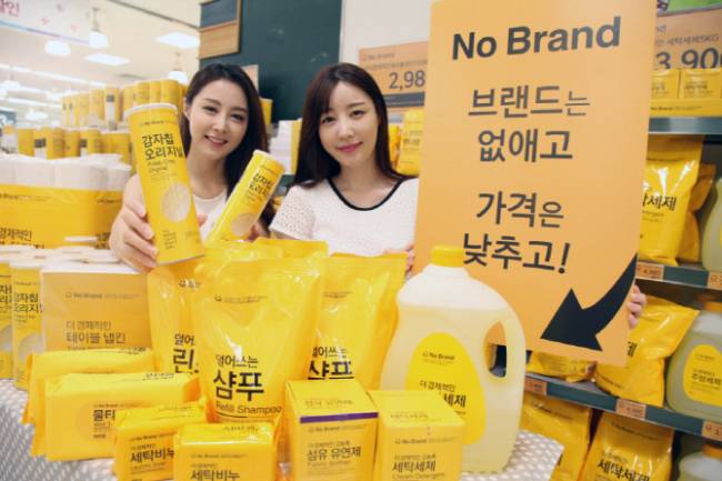 이마트 모델들이 노브랜드 물티슈 상품을 소개하는 모습. (사진=이마트 제공)