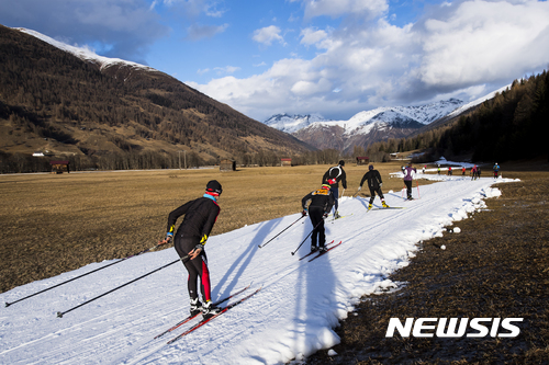【울리첸=AP/뉴시스】스위스 울리첸 인근 벌판에서 26일(현지시간) 크로스 컨트리 스키어들이 스키를 타고 있다. 이 곳에는 올해 눈이 많이 오지 않아 스키코스에만 겨우 눈이 남아있다. 2016.12.27
