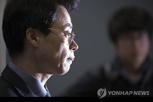 브리핑하는 이규철 특검보      (서울=연합뉴스) 윤동진 기자 = '박근혜 정부의 최순실 등 민간인에 의한 국정농단 의혹 사건 수사 규명을 위한 특별검사팀'의 대변인 이규철 특검보가 27일 오후 서울 대치동 사무실에서 브리핑하고 있다.  mon@yna.co.kr