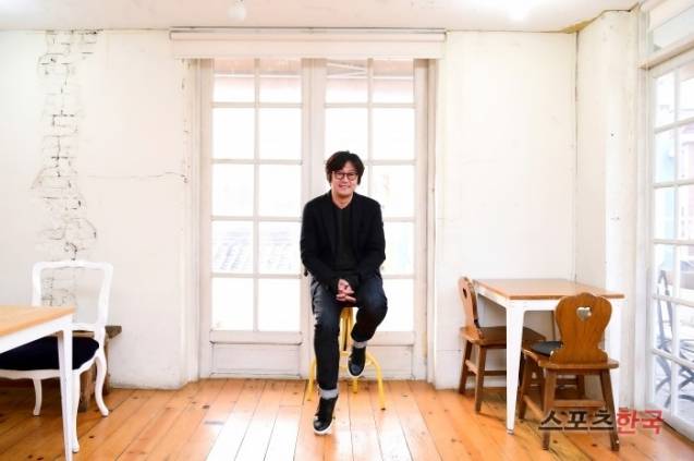 배우 김윤석이 스포츠한국과 인터뷰에 앞서 포즈를 취하고 있다.