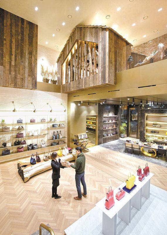 오래된 나무와 돌로 꾸며진 0914 플래그십 스토어의 로비. 시원하게 뚫린 천장을 통해 2층 매장에 설치한 통나무 집 구조가 1층에서도 보이도록 했다.