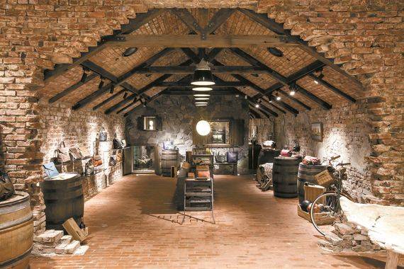 ‘오래된 와이너리’를 모티브로 만든 2층 첫 번째 공간.