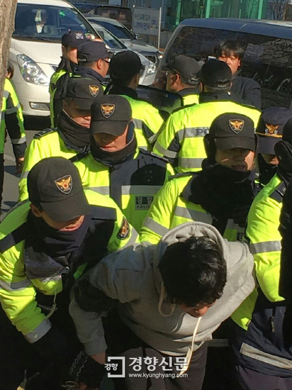 28일 부산 일본영사관 앞에서 소녀상을 설치 문제로 시민단체와 경찰이 대치하는 과정에서 한 시민단체 회원이 연행되고 있다./권기정기자