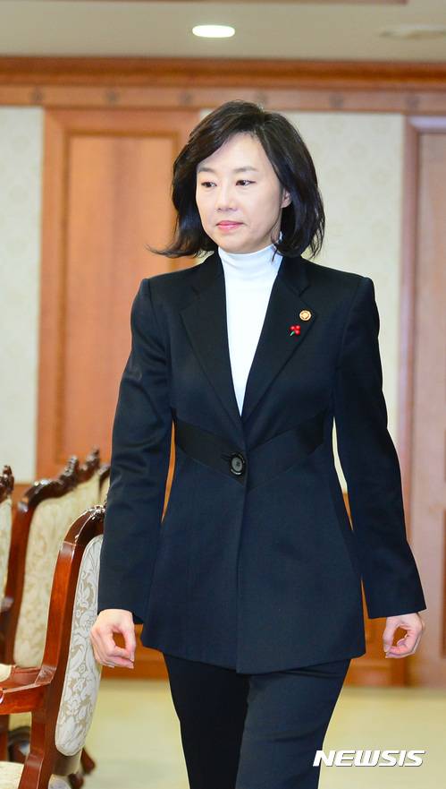 【서울=뉴시스】전진환 기자 = 조윤선 문화체육관광부장관이 29일 오전 제22차 경제관계장관회의가 열린 서울 종로구 정부서울청사 대회의실에서 참석자들과 인사를 위해 이동하고있다. 2016.12.29.   amin2@newsis.com