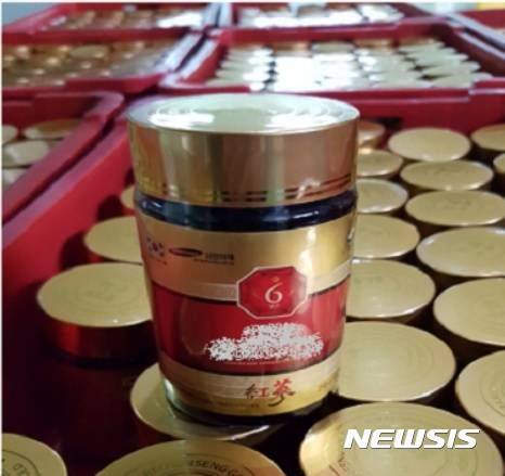 【서울=뉴시스】김현섭 기자 = 서울서부지검 식품의약조사부(부장검사 변철형)는 중국산 인삼농축액과 물엿 등을 섞어 만든 가짜 홍삼제품을 국산 홍삼으로 만든 것처럼 속여 판매한 한국인삼제품협회장 김모(73)씨 등 제조업체 대표 7명을 농수산물의원산지표시에관한법률, 건강기능식품에관한법률 위반 등의 혐의로 구속기소했다고 29일 밝혔다. 이번에 적발된 가짜 홍삼제품 모습. (사진=서부지검 제공) 2016.12.19 afero@newsis.com