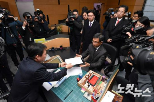 박근혜 대통령 측 대리인 이중환 변호사를 비롯한 대리인단이 탄핵 가결로 대통령 직무가 정지된 지 일주일이 지난 16일 오후 서울 종로구 헌법재판소 민원실에 탄핵사유에 대한 반박 입장을 담은 답변서를 제출하고 있다. (사진=황진환 기자/자료사진)