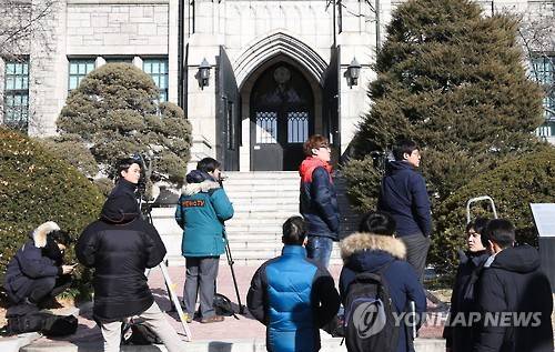 (서울=연합뉴스) 류효림 기자 = 29일 오전 특검 압수수색이 진행 중인 서울 서대문구 이화여자대학교 본관 앞에 취재진이 대기하고 있다. 2016.12.29      ryousanta@yna.co.kr