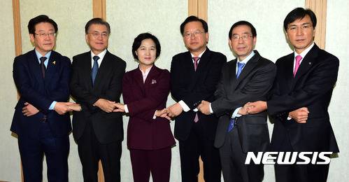 【서울=뉴시스】박주성 기자 = 추미애(왼쪽에서 세번째) 더불어민주당 대표가 8일 오전 서울 여의도의 한 식당에서 민주당 대선후보 5인과 만나 최근 '최순실 게이트'와 관련한 정국 상황을 논의하기에 앞서 손을 맞잡고 기념촬영을 하고 있다.   왼쪽부터 이재명 성남시장, 문재인 전 대표, 추미애 대표, 김부겸 의원, 박원순 서울시장, 안희정 충남지사, 2016.11.08.   photo@newsis.com