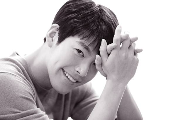 김우빈(26세)은 전주에서 태어나 대경대학교 모델학과를 나왔다. 드라마 ‘상속자들'로 스타가 됐고 영화 ‘친구2’ ‘기술자들' 등에서 스타일리시하고 선 굵은 연기를 했다. 최근 개봉한 영화 ‘마스터'에서 천재적인 해커 역을 맡아 열연했다.