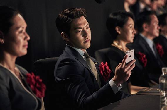 등장부터 강한 기운이 느껴지는 ‘마스터'의 김우빈.