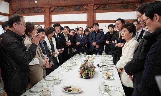 박근혜 대통령이 새해 첫날인 1일 오후 청와대 상춘제에서 출입기자단과 신년인사회를 겸한 티타임을 갖고 참석자들의 질문을 듣고 있다. 박 대통령이 지난달 9일 국회의 탄핵소추안 가결로 직무가 정지된 뒤 청와대 참모진과 탄핵심판 대리인단 외에 외부인을 만나는 것은 23일 만이다. / 연합뉴스