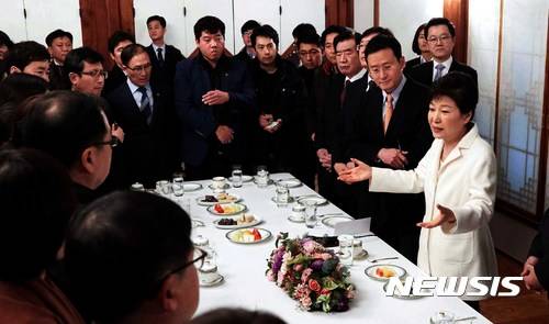 【서울=뉴시스】전신 기자 = 박근혜 대통령이 1일 청와대 상춘재에서 출입기자단과 신년 인사를 겸한 티타임을 하고 있다. 2017.01.01 (사진=청와대 제공)   photo@newsis.com