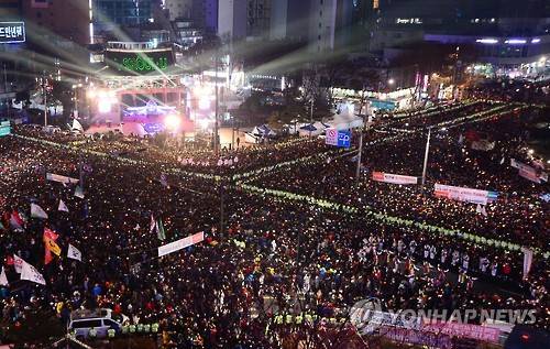 '해피 뉴 이어'      (서울=연합뉴스) 임헌정 기자 = 2017년 새해가 밝았다. 1일 오전 서울 보신각 앞 시민들이 새해를 맞이하고 있다. 2017.1.1      photo@yna.co.kr