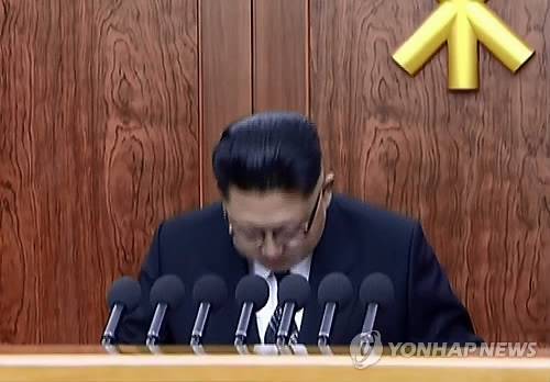 고개 숙여 인사하는 김정은      (서울=연합뉴스) 김정은 북한 노동당 위원장이 1일 육성 신년사 첫머리에 주민들에게 "조선 인민에게 가장 숭엄한 마음으로 뜨거운 인사를 보내며 희망찬 새해의 영광과 축복을 삼가 드린다"고 인사말을 건넨 뒤 고개를 숙여 인사하고 있다. 5년째 육성으로 신년사를 한 김정은이 고개 숙여 인사하는 모습을 보인 것은 이례적이다. 2017.1.1       << 국내에서만 사용가능. 재배포 금지. For Use Only in the Republic of Korea. No Redistribution >>     nkphoto@yna.co.kr