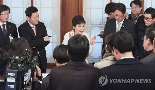 출입기자 질문에 답하는 박 대통령           (서울=연합뉴스) 박근혜 대통령이 새해 첫날인 1일 오후 청와대 상춘재에서 출입기자단과 신년인사회를 겸한 티타임을 갖고 참석자들의 질문에 답하고 있다. 박 대통령이 지난달 9일 국회의 탄핵소추안 가결로 직무가 정지된 뒤 청와대 참모진과 탄핵심판 대리인단 외에 외부인을 만나는 것은 23일 만이다. [ 청와대 제공 = 연합뉴스 ]      leesh@yna.co.kr