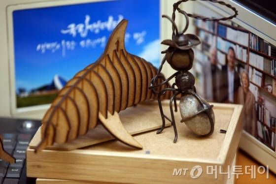 최 교수의 연구실에 놓여있는 제돌이(2009년 제주 바다에서 불법포획돼 돌고래쇼 등을 하다 2013년 7월 제주 바다에 방사된 남방큰돌고래)와 개미 모형. /사진=임성균 기자