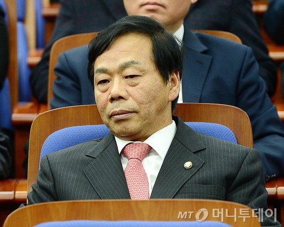 이완영 의원이 26일 오후 서울 여의도 국회에서 열린 새누리당 의원총회에 참석해 자리하고 있다. 2016.12.26/뉴스1  <저작권자 © 뉴스1코리아, 무단전재 및 재배포 금지>