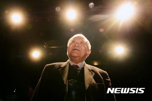 【서울=뉴시스】임태훈 기자 = 극단 '산울림' 임영웅 예술감독이 27일 오후 서울 마포구 산울림 소극장 무대에서 뉴시스와 인터뷰에 앞서 포즈를 취하고 있다. 2016.12.28.   taehoonlim@newsis.com