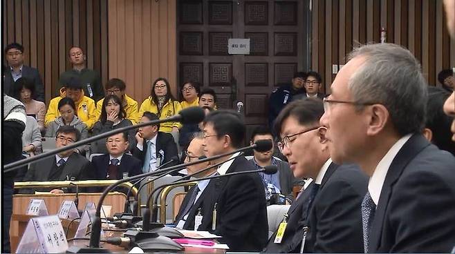 최순실 국정농단 사건 청문회를 지켜보는 유족들