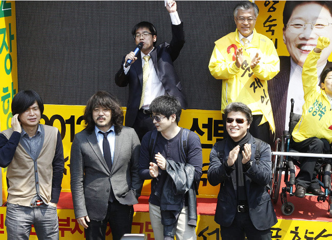 주진우 씨(맨 왼쪽)는 2012년 4월 총선 때 야권 후보 지원에 나섰다. 뒤에 문재인 전 민주당 대표가 보인다. [동아일보]