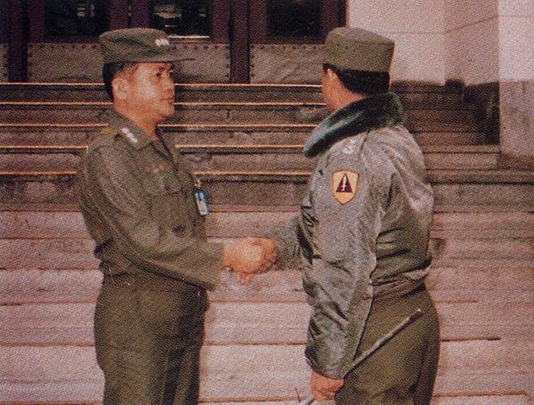 "조대령이여 너마저…":12·12사태 며칠 전 헌병단장 조 홍 대령(왼쪽)을 만나 부대 관리를 지시하는 장태완 사령관, 조 흥 대령은 12·12사태 초기에 반란 진압군측 장성들을 연희동 술자리에 묶어두는 임무를 맡았다.
