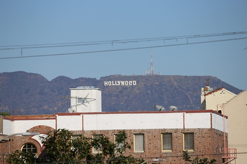 (로스앤젤레스=연합뉴스) 장현구 특파원 = 미국 로스앤젤레스의 상징인 '할리우드'(HOLLYWOOD) 간판이 새해 첫날인 1일(현지시간) 할리위드(HOLLYWeeD)로 바뀌었다.  누군가가 올해부터 본격 시행되는 캘리포니아 주의 기호용 대마초 합법화 정책을 기념해 장난을 친 것으로 당국은 이날 오전 바뀐 철자인 'ee'를 'OO'로 즉각 교체했다.   사진은 로스앤젤레스 한인타운에서 바라본 할리우드 간판. 훼손된 간판을 완벽하게 교체하지 못해 'O'와 'e'가 함께 붙은 게 눈에 띈다. 2016.1.2  cany9900@yna.co.kr