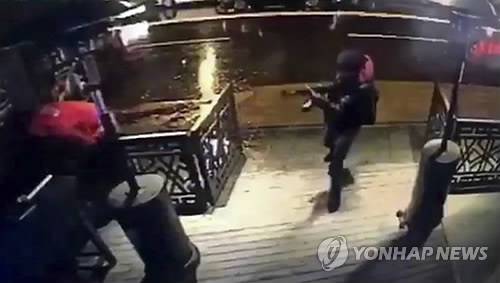 1일(현지시간) 새벽 터키 이스탄불의 레이나 나이트클럽에 무장한 범인이 침입하는 모습이 찍힌 영상 캡처[EPA/DHA=연합뉴스]