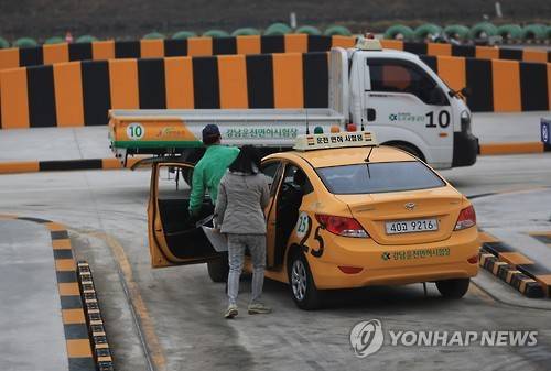 공포의 'T자 코스'      (서울=연합뉴스) 서명곤 기자 = 2일 오전 서울 강남구 강남운전면허시험장에서 기능시험 응시자가 'T자 코스'에 어려움을 겪다 불합격하고 있다.   2017.1.2      seephoto@yna.co.kr