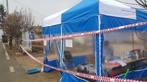 (포천=연합뉴스) 최재훈 기자 = 2일 오후 경기도 포천시에 있는 고양이 AI 발병 가정집 앞에 관계당국이 설치한 검역 초소가 있다.2017.1.2  jhch793@yna.co.kr