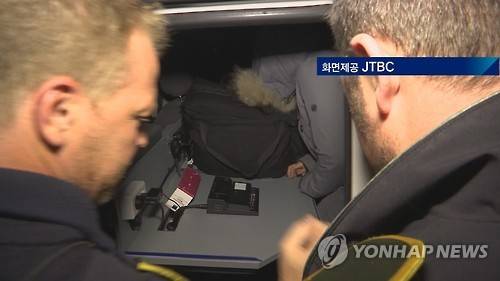 정유라 덴마크서 현지 경찰에 체포      (서울=연합뉴스) '비선실세' 최순실 씨의 딸 정유라 씨가 1일(현지시각) 덴마크에서 현지 경찰에 체포당하는 모습을 JTBC가 공개했다. 경찰청은 2일 "덴마크 경찰이 정유라 씨를 포함한 4명을 덴마크 현지시각으로 1일 검거했다는 국제형사경찰기구(인터폴) 전문을 오늘 접수했다"고 밝혔다. 2017.1.2  [JTC화면=연합뉴스TV]      jjaeck9@yna.co.kr