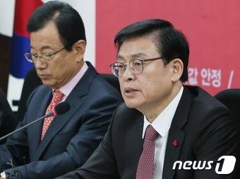 정우택 새누리당 원내대표가 3일 서울 여의도 국회에서 열린 원내대책회의에서 모두 발언을 하고 있다. 2017.1.3/뉴스1 © News1 송원영 기자