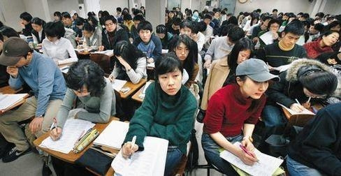 서울 종로의 한 외국어학원에서 대학생, 취업준비생들이 토익 특강 수업을 듣고 있다. /조선일보 DB