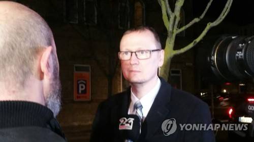 인터뷰하는 정유라 씨 변호인      (올보르<덴마크>=연합뉴스) 김병수 특파원 = '비선 실세' 최순실의 딸 정유라씨의 구금연장 심리가 덴마크 올보르 지방법원에서 열린 2일(현지시각) 심리를 마친 정유라 씨 변호인 얀 슈마이더 변호사가 언론과 인터뷰하고 있다. 2017.1.3      photo@yna.co.kr