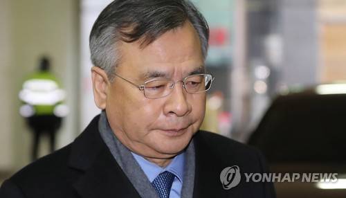 출근하는 박영수 특검      (서울=연합뉴스) 이상학 기자 = 최순실 씨 국정농단 의혹과 박근혜 대통령 비위 의혹 사건을 수사 중인 박영수 특별검사가 3일 오전 서울 강남구 대치동 특검 사무실로 출근하고 있다.    leesh@yna.co.kr