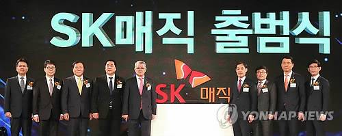 'SK매직 출범식'      (서울=연합뉴스) 지난해 11월 SK그룹에 편입된 SK매직(옛 동양매직)이 2020년까지 매출 1조원·영업이익 1천300억 원을 달성하겠다는 목표를 제시하며 3일 서울 광진구 그랜드워커힐호텔에서 공식 출범행사를 가졌다. 사진은 관계자들이 기념촬영하는 모습. 2017.1.3 [SK매직 제공 = 연합뉴스]